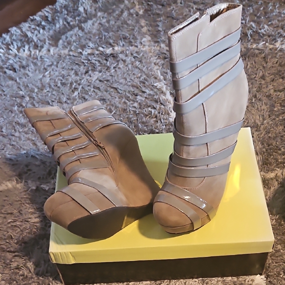 Stylish Tan and Gray Women's Boots